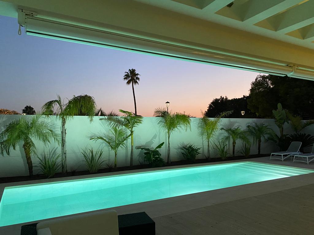 Piscina iluminada