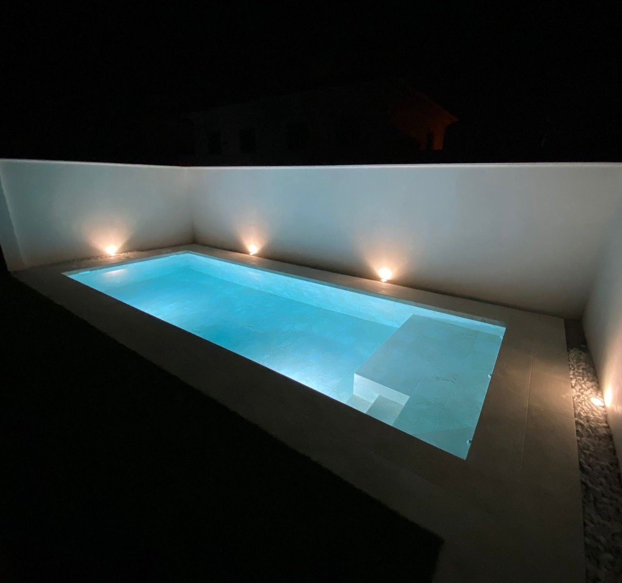 Ilumina tu piscina con Neptuno.